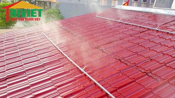 Tổng Hợp 8 Cách Chống Nóng Cho Nhà Mái Tôn Cực Hiệu Quả 7 Phun nước để chống nóng cho nhà mái tôn.